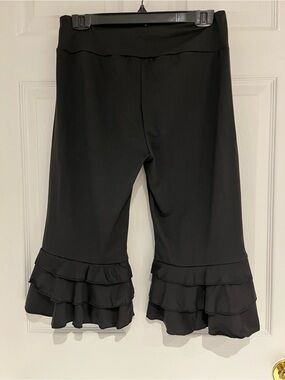Women's Black stretchy Ruffle Hem Capri Pants